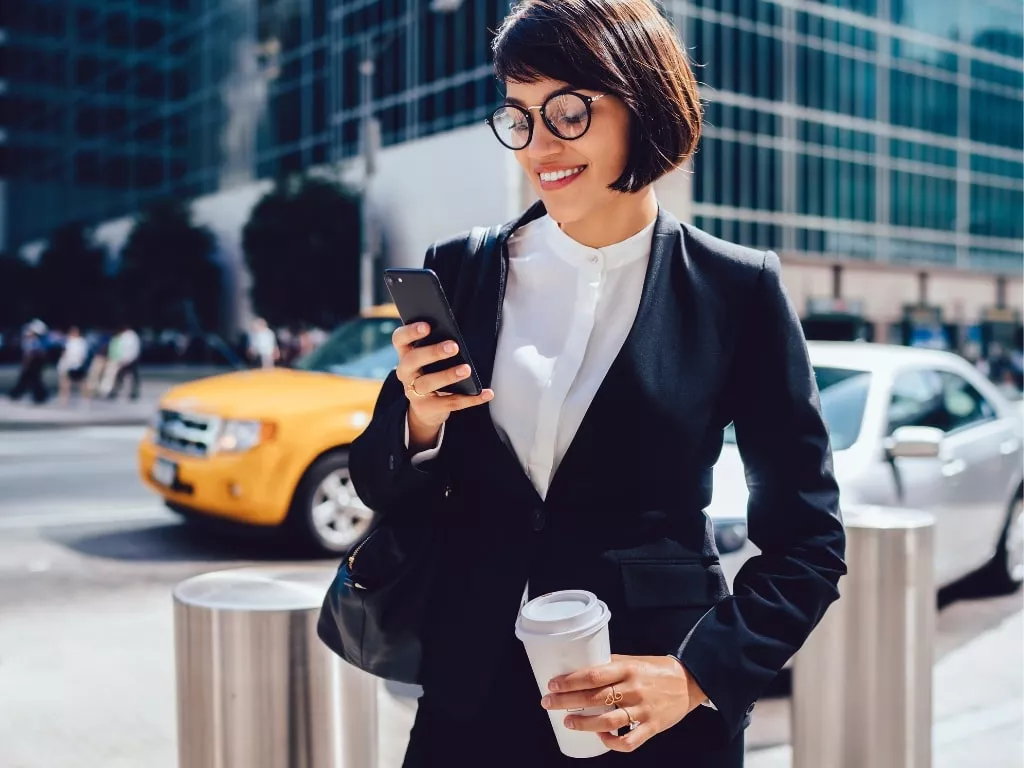 businesswoman-phone-texting