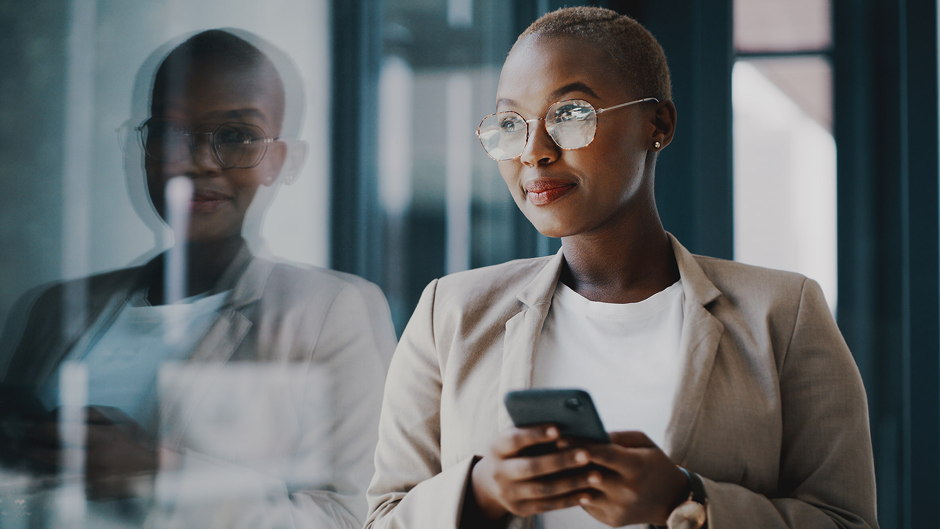 businesswoman-office-smartphone