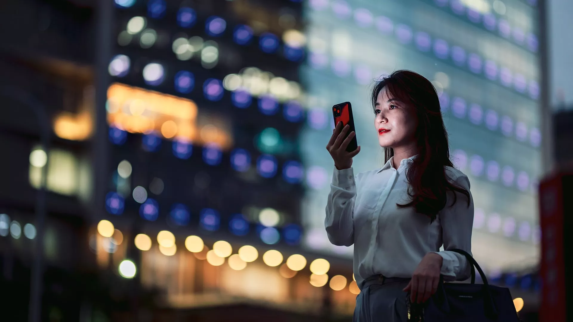 businesswoman-using-smartphone