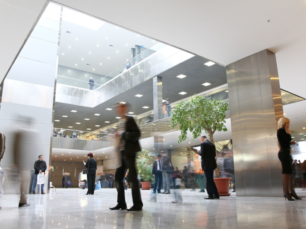 modern-building-businesspeople