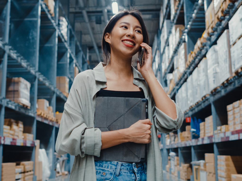 Voice_esasy_connect_voip_girl-calling -warehouse-management